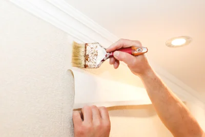 Pose de papier peint à Yvias — revêtements muraux et toiles de verre